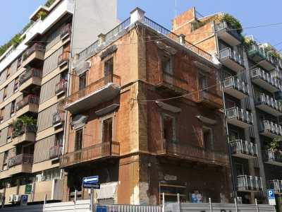 �Per anni ho portato i miei studenti a visitare quel palazzotto rossastro, l�unico antico rimasto in un intero isolato del murattiano deturpato da strutture moderne�, afferma amareggiata Mimma Pasculli, docente di Storia dell�arte presso l�Universit� di Bari